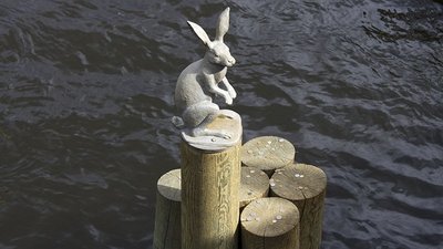 Установлена скульптура "Зайчик, спасшийся от наводнения"